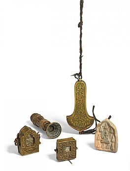 Zwei Amulettbehaelter Nadel-Etui Tsatsa-Model und Tsatsa, 65689-11, Van Ham Kunstauktionen