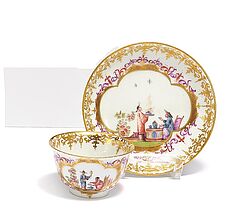 Meissen - Koppchen und Untertasse mit Chinoiserien in Kartuschen mit Purpurluester, 76821-65, Van Ham Kunstauktionen