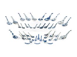 33 LOEFFEL UND 5 MESSERBAENKCHEN MIT BLAU-WEIssEM DEKOR, 76922-18, Van Ham Kunstauktionen