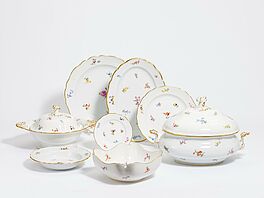Meissen - Grosses Speiseservice mit Streublumen, 70233-76, Van Ham Kunstauktionen