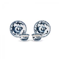 Meissen - Paar Koppchen mit Unterschalen und asiatischem Dekor in Unterglasurblau, 80051-15, Van Ham Kunstauktionen