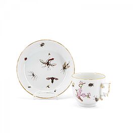 Meissen - Tasse und Untertasse mit relifierten Blumen und Insektenmalereien, 76821-279, Van Ham Kunstauktionen