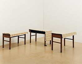 Ricarda Roggan - Drei Tische mit braunen Beinen III, 68004-194, Van Ham Kunstauktionen