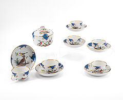 Meissen - GROssE ZUCKERDOSE VIER KLEINERE ZWEI GROessERE TASSEN MIT UT UND VOGELDEKOREN, 76933-17, Van Ham Kunstauktionen