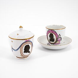 Fulda - Eine Deckeltasse mit Untertasse und eine Henkeltasse mit Portraitbildnissen, 77350-4, Van Ham Kunstauktionen