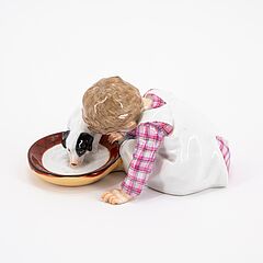 Meissen - Kleiner Junge mit Hund aus Milchschale trinkend, 77521-10, Van Ham Kunstauktionen