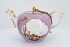 Meissen - Teekanne mit Landschaftskartuschen und hellem Purpurfond, 70216-20, Van Ham Kunstauktionen