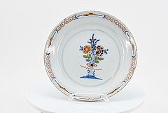 Delft - Ein grosser und vier kleinere Teller mit floralen Dekoren, 75066-17, Van Ham Kunstauktionen