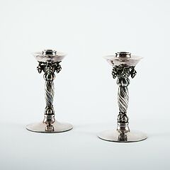 Georg Jensen - Paar Leuchter mit Traubenzier, 81599-1, Van Ham Kunstauktionen