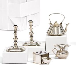 Ein Paar Miniaturleuchter ein Miniatur Spucknapf Miniatur Kohlebecken mit Stoevchen ein Miniatur Wasserkessel, 77103-126, Van Ham Kunstauktionen