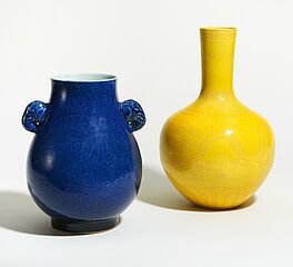 Zwei monochrome Vasen mit graviertem Drachendekor, 66861-8, Van Ham Kunstauktionen