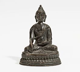 Buddha mit gravierten Mustern auf dem kasaya-Gewand, 60895-10, Van Ham Kunstauktionen