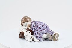 Meissen - Kind auf einem Hund liegend, 75372-8, Van Ham Kunstauktionen