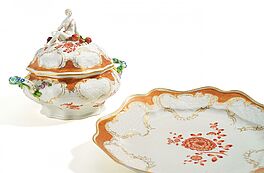 Meissen - Deckelterrine auf Presentoir aus dem sog Moellendorff-Service Friedrichs II, 65060-1, Van Ham Kunstauktionen