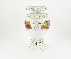 KPM - GROSSE AUFSATZVASE MIT BLUMENDEKOR, 75664-2, Van Ham Kunstauktionen