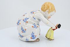 Meissen - Kind mit Puppe tanzend, 74087-35, Van Ham Kunstauktionen