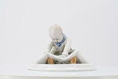 Meissen - Kleiner Junge mit Bilderbuch, 75074-88, Van Ham Kunstauktionen