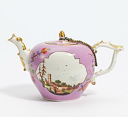 Meissen - Teekanne mit Landschaftskartuschen und hellem Purpurfond, 70216-20, Van Ham Kunstauktionen