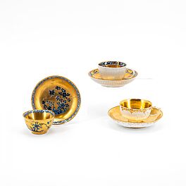 Meissen - Gruppe aus Kumme zwei Tassen und Untertassen mit vergoldeten Dekoren, 76821-32, Van Ham Kunstauktionen
