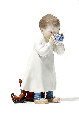 Meissen - Junge mit Zweibelmusterkoppchen und Stofftier, 55417-33, Van Ham Kunstauktionen