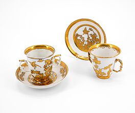 Meissen - Zwei Doppelhenkelbecher mit Untertassen und ueberdekoriertem Drei-Freunde-Dekor, 76821-27, Van Ham Kunstauktionen
