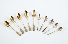 Folge von fünf Teelöffeln mit Gravurdekor, 80769-10, Van Ham Kunstauktionen