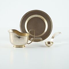 Gumbel  Co - SAUCIERE MIT LOEFFEL AUF RUNDEM UNTERSATZ, 81988-5, Van Ham Kunstauktionen