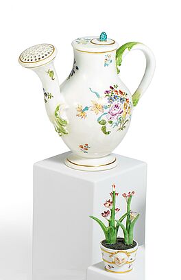 Meissen - Kleine Giesskanne und Miniatur Blumentopf mit bluehender Pflanze, 80922-32, Van Ham Kunstauktionen