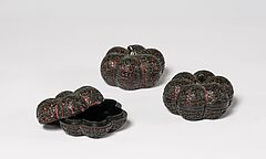 Gruppe von einer Vase und drei Dosen in Kürbisform, 79955-33, Van Ham Kunstauktionen