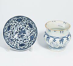 Lianzi-Lotosschale und Spucknapf mit arabischer Kalligraphie, 67000-8, Van Ham Kunstauktionen