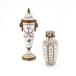Frankreich - Zwei kleine Vasen mit Blumengirlanden und kleinen Blueten, 77875-3, Van Ham Kunstauktionen