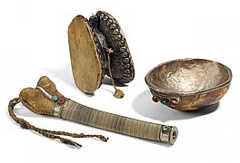 Kapala-Schale Damaru-Trommel und Kangling-Trompete, 65689-12, Van Ham Kunstauktionen
