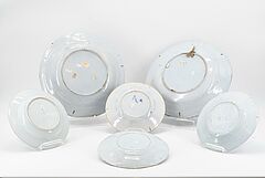 Delft - Zwei grosse Schuesseln und vier Teller mit verschiedenen chinoisen Dekoren, 75318-18, Van Ham Kunstauktionen