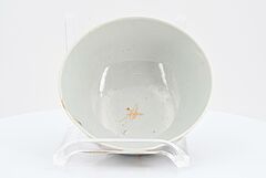 Koppchen und zwei Teller Famille rose, 75318-31, Van Ham Kunstauktionen