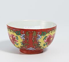 Kleine Schale mit drei Paeonien-Medaillons, 67000-16, Van Ham Kunstauktionen