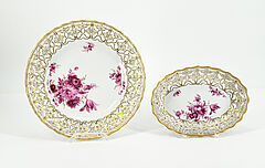 Meissen - Kaffeeservice fuer 12 Personen mit Blumenmalerei in Purpur-Camaieu mit Goldspitze, 75504-3, Van Ham Kunstauktionen