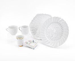 Meissen - Zwei Teller zwei Tassen ein Becher und faecherfoermige Dose mit verschiedenen Dekoren, 76123-13, Van Ham Kunstauktionen
