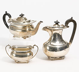 Sheffield - Kaffeekanne Teekanne Zuckerschale mit aehnlichem Dekor, 73649-7, Van Ham Kunstauktionen