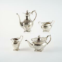 Mappin Brothers - Vierteiliges Victoria Kaffee- und Teeservice mit fein gravierten Ranken, 81573-1, Van Ham Kunstauktionen