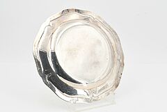 Paris - Paar groessere und ein kleinerer Teller mit Allianzwappen, 73649-12, Van Ham Kunstauktionen