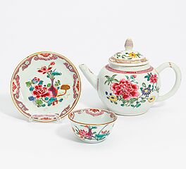 Teekanne Koppchen und Untertasse mit Blumendekor, 64084-68, Van Ham Kunstauktionen