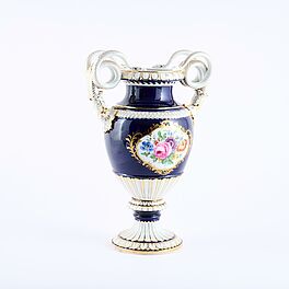 Meissen - Große kobaltblaue Schlangenhenkelvase mit Blumenbouquet, 81588-29, Van Ham Kunstauktionen