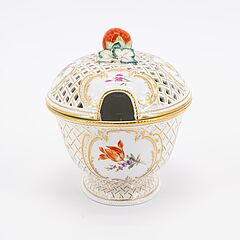 Meissen - Kleine Terrine mit Erdbeerknauf und Presentoir, 76682-10, Van Ham Kunstauktionen