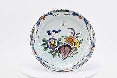 Delft - Ein grosser und vier kleinere Teller mit floralen Dekoren, 75066-17, Van Ham Kunstauktionen