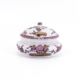 Meissen - Ovale Dose mit unterglasurblauem und purpurfarbenem Tischchendekor, 76821-10, Van Ham Kunstauktionen