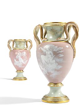Meissen - Paar aussergewoehnliche Amphorenvasen mit Pate-sur-Pate-Dekor, 76654-1, Van Ham Kunstauktionen