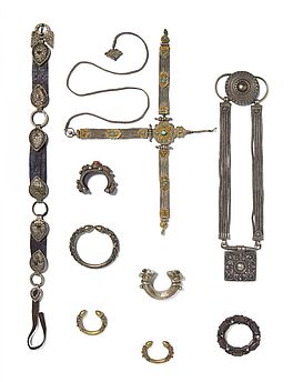 Zwei Guertel ein Amulettschmuck und sechs Armreifen, 65689-24, Van Ham Kunstauktionen