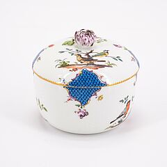 Meissen - GROssE ZUCKERDOSE VIER KLEINERE ZWEI GROessERE TASSEN MIT UT UND VOGELDEKOREN, 76933-17, Van Ham Kunstauktionen