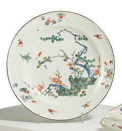 Meissen - Teller mit Drei-Freunde Dekor und Teller mit Chi-lin Dekor, 80051-13, Van Ham Kunstauktionen