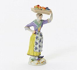 Meissen - Marketenderin mit Obstkorb auf dem Kopf balancierend, 55812-8, Van Ham Kunstauktionen